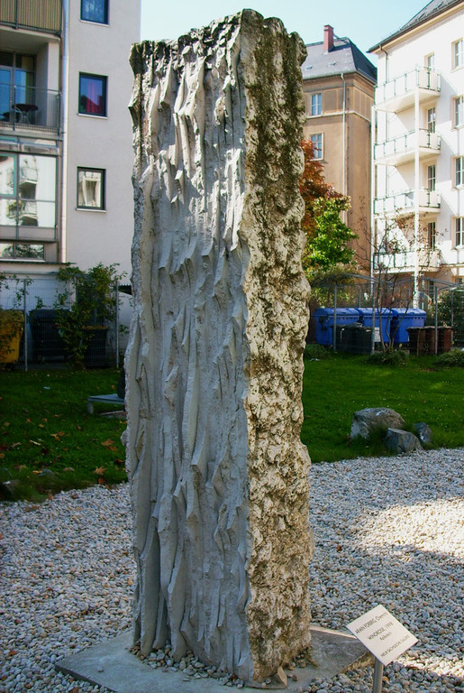 "Windrose" 1998, griech. Kalkstein, bearbeitet, H 320cm