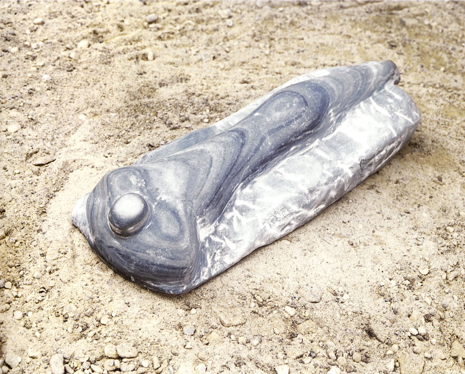 "Am Strand" 1996, Marmor geschliffen, 43x16x9cm, Privatbesitz