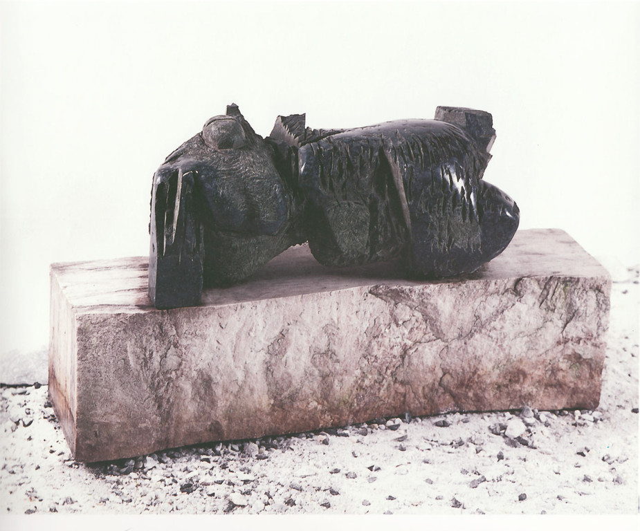 "Liegende" 1994, Diabas-Marmor teilweise poliert, 90x22x52cm