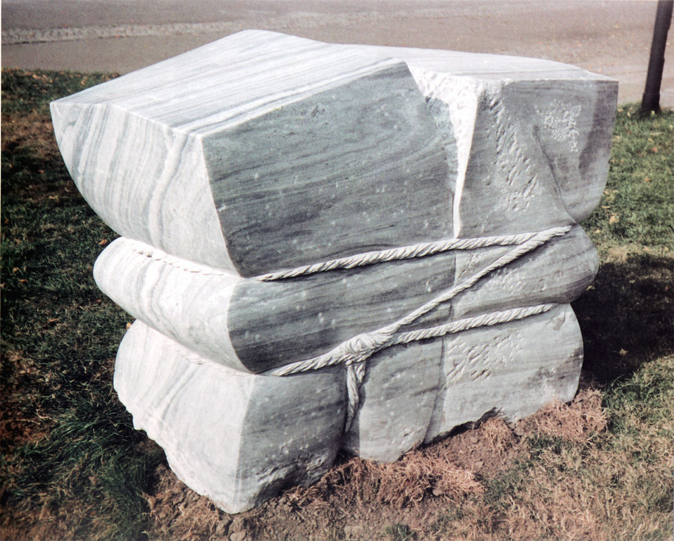 "Wir 91" 1991, Marmor mosambique, 160x60x120cm, im Besitz der Stadt Schwetzingen