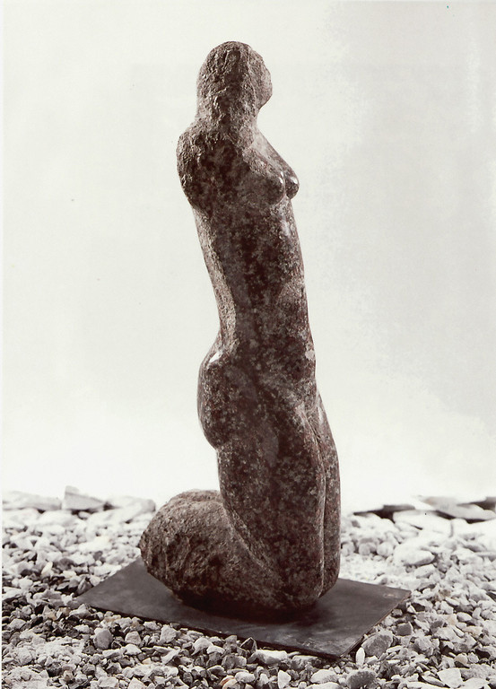 "Rote Lady" 1985, Nordischer Granit, poliert, H 72cm