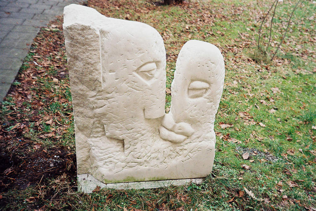 "Der Kuss" 2001, Marmor, geschliffen, 75x86cm